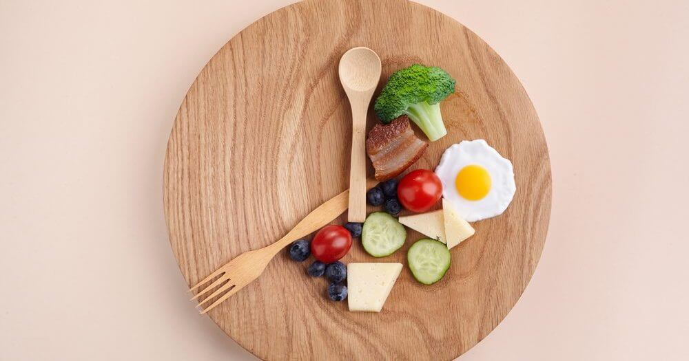 деревянная тарелка овощи